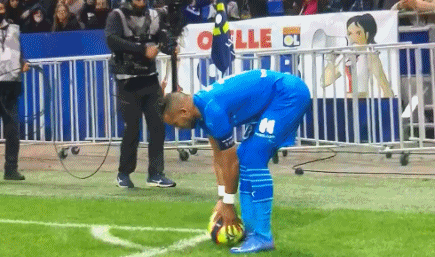 官方：因燃放烟花等行为，拜仁被罚款4.6万欧+关闭主场部分看台（官方通报：拜仁因燃放烟花等违规被罚4.6万欧，主场部分看台将关闭）